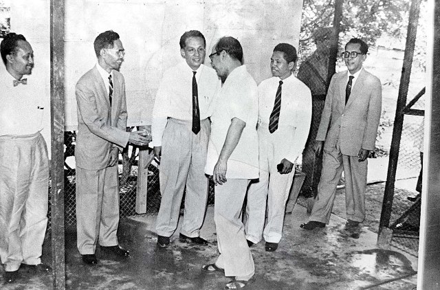 Presiden Soekarno secara "Inconito" meninjau pembangunan Gedung Sarinah pada tgl. 1962 di Jl. Thamrin Jakarta
